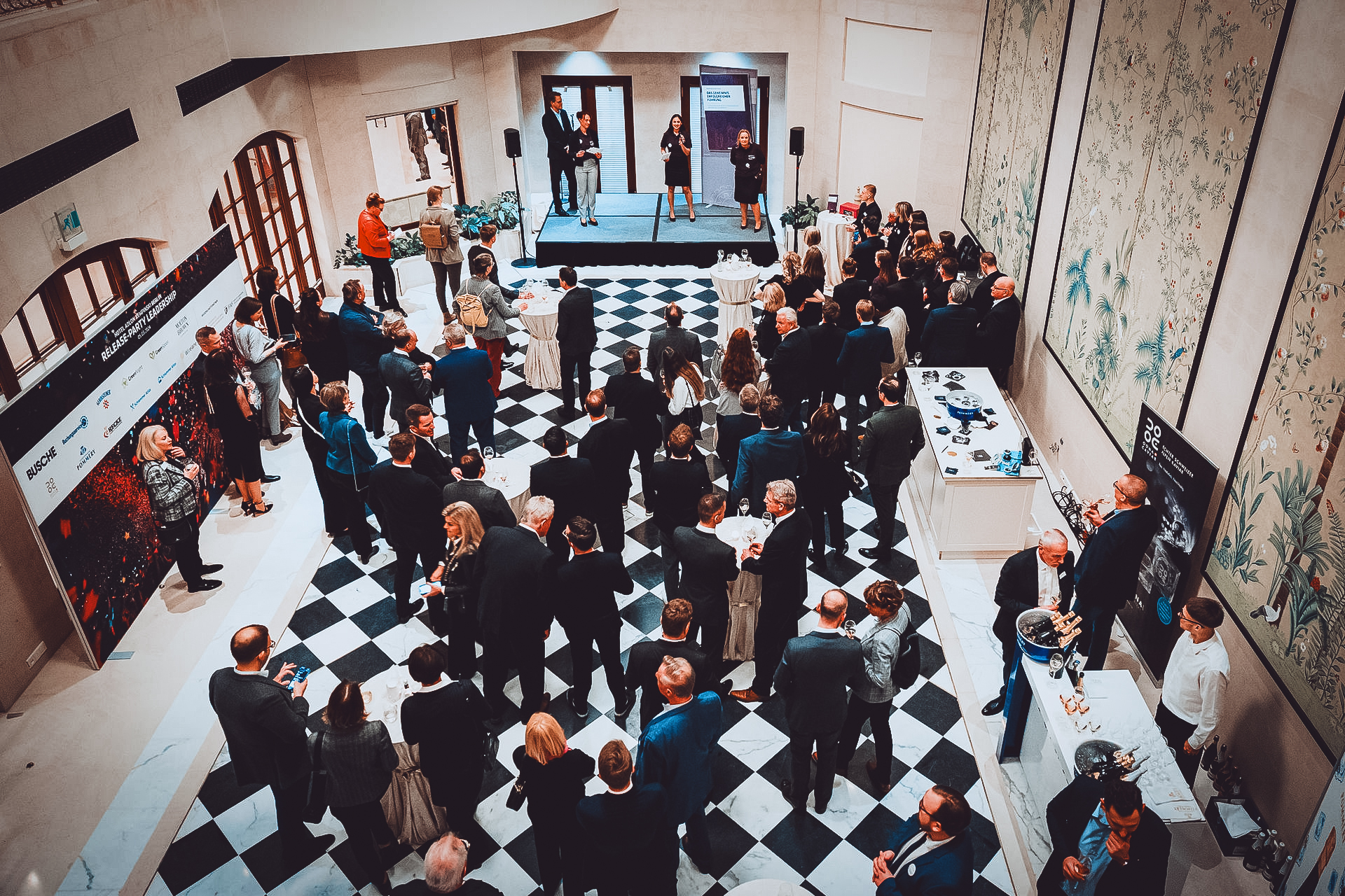 Networking-Event bei der Release-Party Leadership, mit Teilnehmern in einem eleganten Veranstaltungsraum – ein Beispiel für professionelle Eventfotografie.