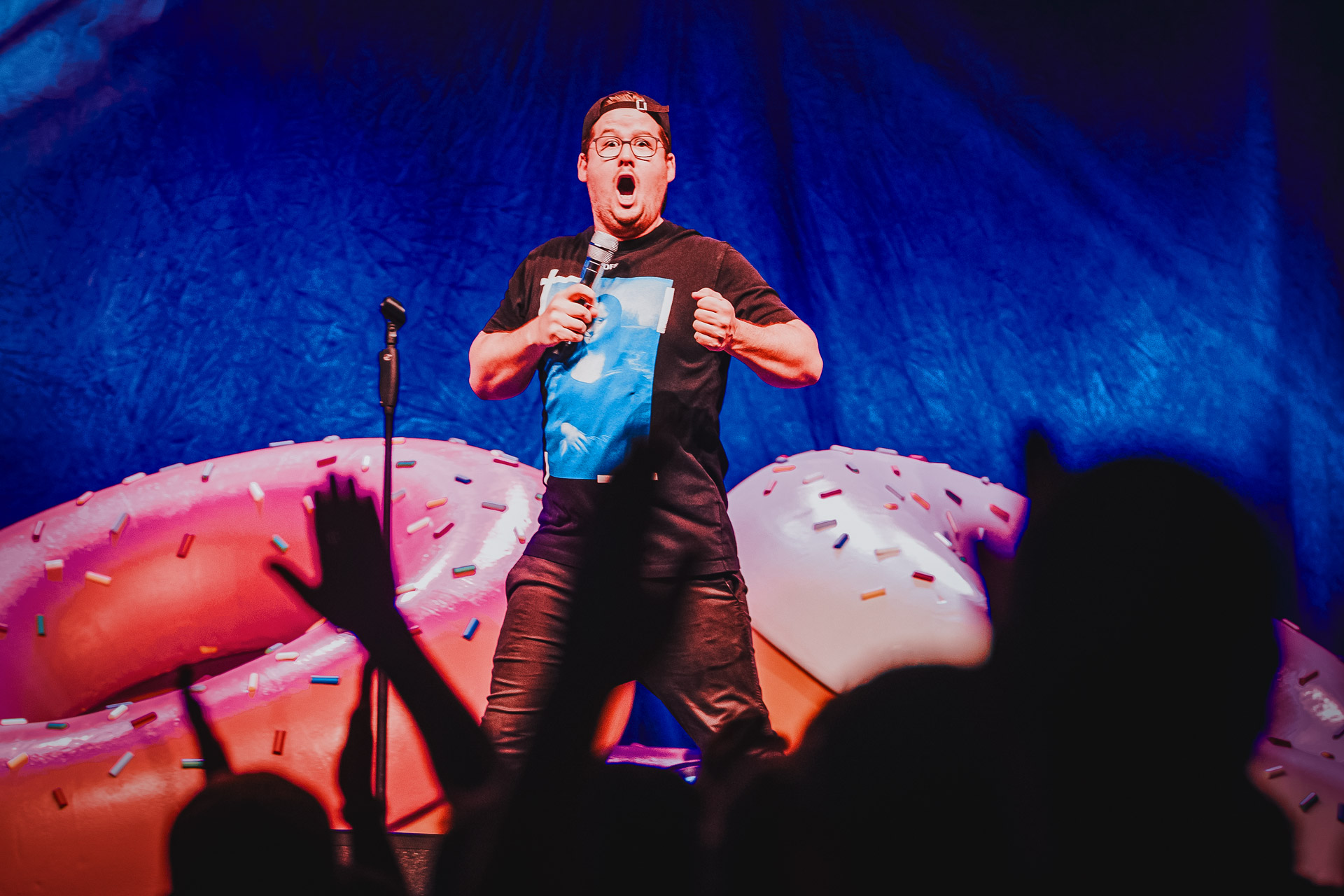 Chris Tall auf der Bühne im Tempodrom in Berlin mit ikonischem Bühnen-Setup und mitreißender Comedy-Performance.