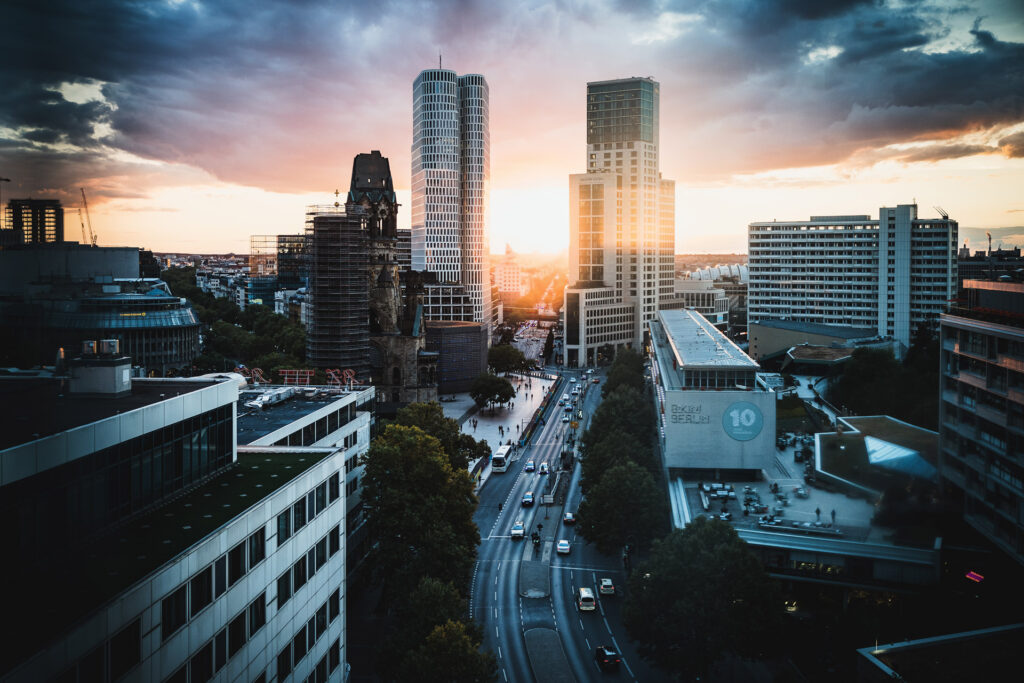 Sonnenuntergang über Berlin mit der Kaiser-Wilhelm-Gedächtniskirche und modernen Hochhäusern – perfekter Ort für Eventfotografie in Berlin.