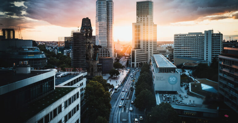 Sonnenuntergang über Berlin mit der Kaiser-Wilhelm-Gedächtniskirche und modernen Hochhäusern – perfekter Ort für Eventfotografie in Berlin.