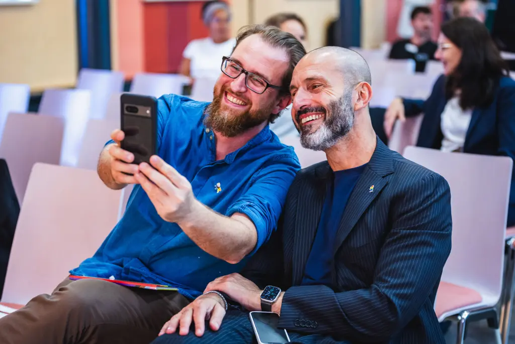 Two guests take a selfie during an event in Hamburg, captured by an event photographer.