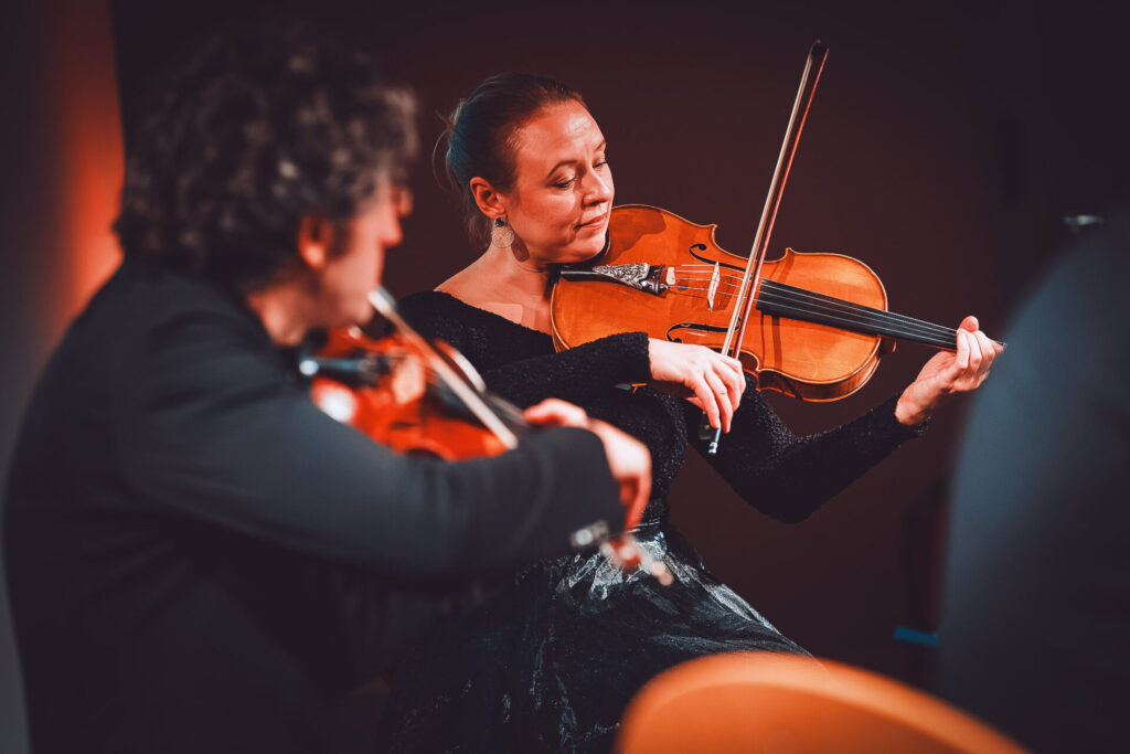 Musikerin mit Geige bei einer Live-Performance auf einer Veranstaltung in Hamburg, aufgenommen von einem Eventfotografen.