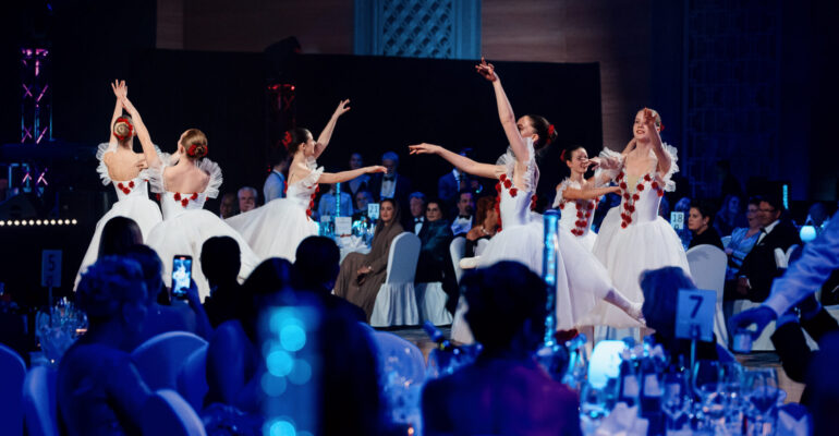 Professionelle Tänzerinnen bei einer Tanzshow in Hamburg, festgehalten von einem Eventfotografen.