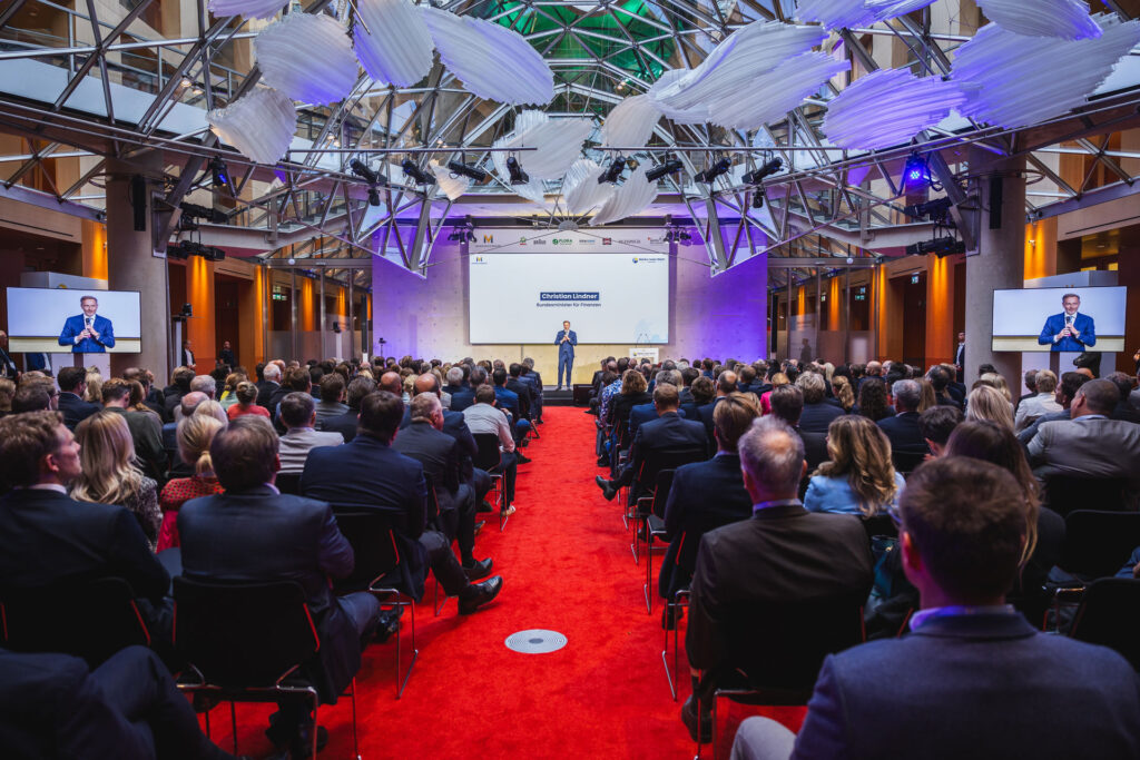 Christian Lindner hält eine Rede bei einem Kongress in Berlin vor einem großen Publikum, aufgenommen von KreativMedia Eventfotografie.